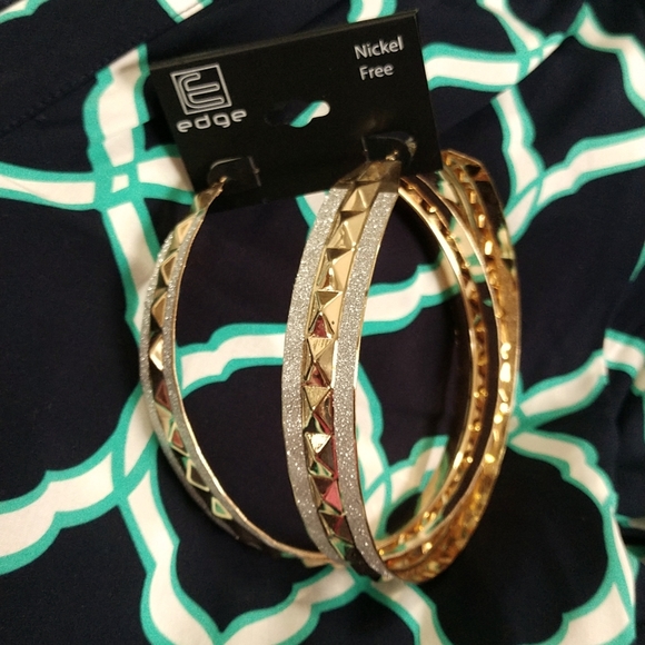 🆕 Large Hoop Earrings  Silvertone Goldtone Sparkling Leverback French Wire NWT - Picture 4 of 7